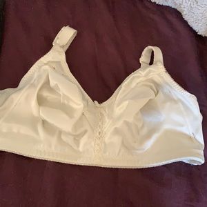 Cream colored satin bra size D40/90